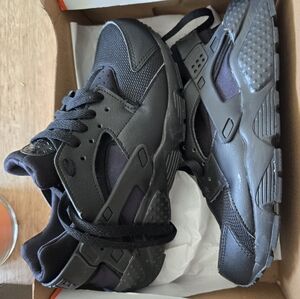Youth Nike Huarache size 6.5 New